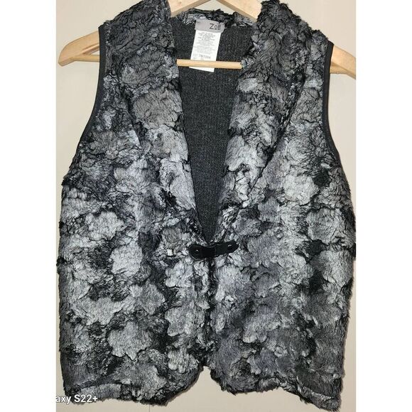 V16  ZOĒ Faux Fur Vest with a Quaint Little Snap Closure - Picture 1 of 8